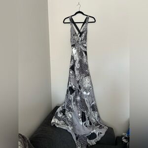Dave & Johnny Black and White Paisley Maxi Dress with Crisscross Straps size 5/6